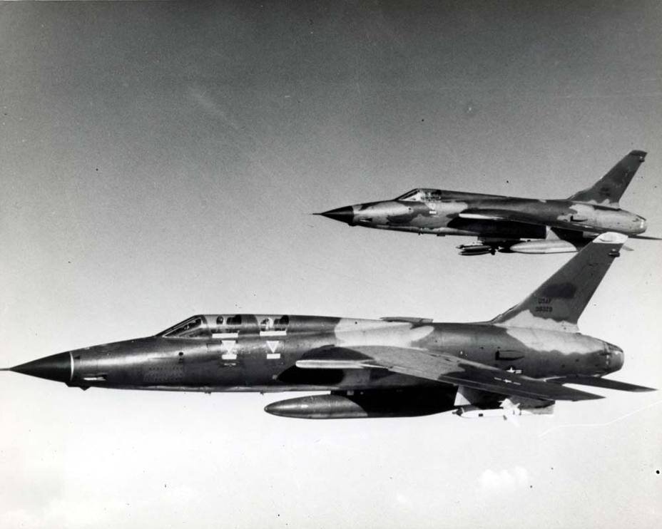 Охотники на ЗРК – F-105F с ракетами «Шрайк» и F-105D с бомбами.